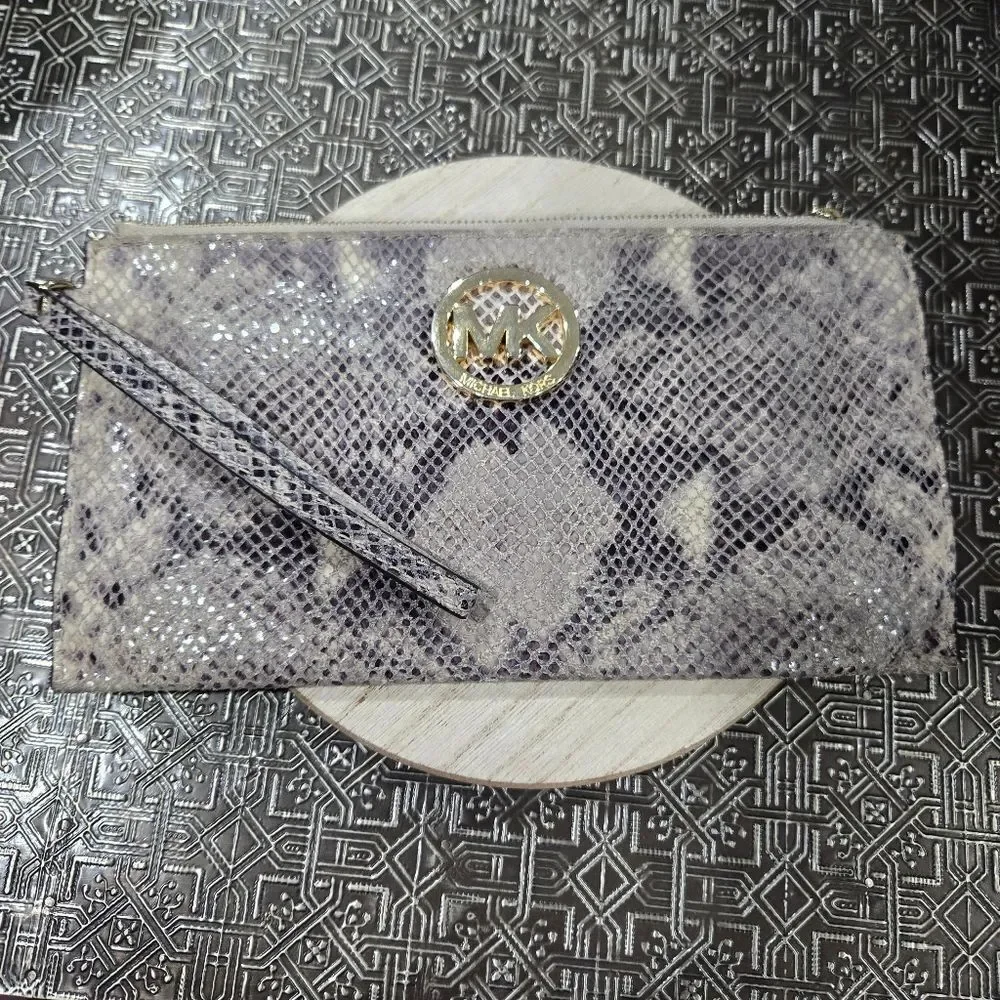 🐢 Michael Kors Snakeskin Clutch.